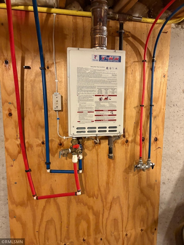 W5168 Lake Rd, Warner Twp, WI 54437 - utility room featuring water heater