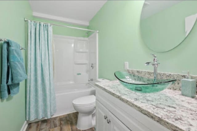 15850 Elmwood Ln, Apple Valley, MN 55124 - full bath featuring wood finished floors, vanity, and shower / tub combo