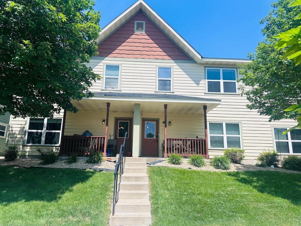848 10th Ave N, Minneapolis, MN 55411 - view of front of home with a porch and a front yard