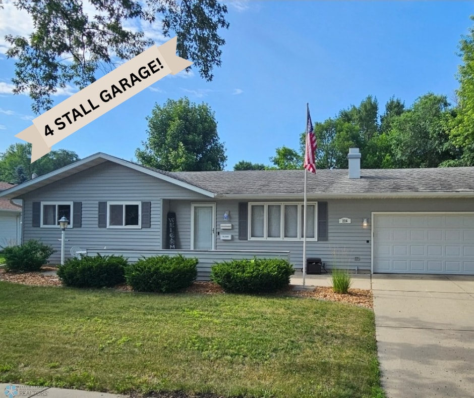 226 30th Ave N, Fargo, ND 58102 - ranch-style home featuring a front yard, an attached garage, and driveway