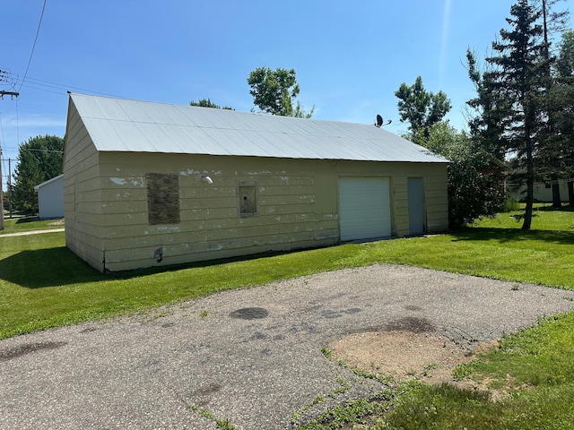 502 1st Ave SW, Baudette, MN 56623 - detached garage with driveway