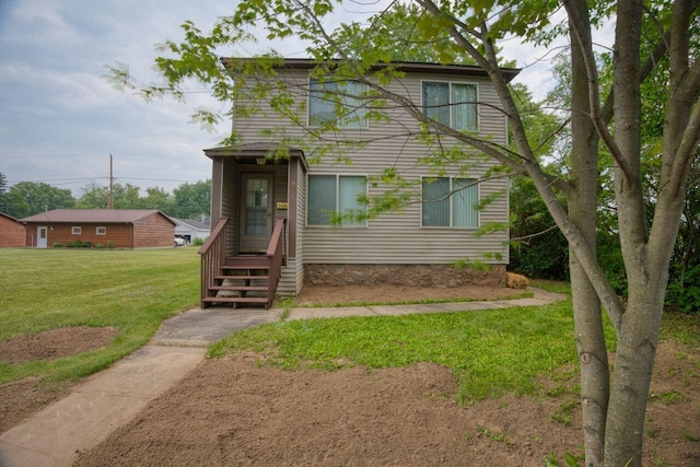 3026 5th Ave E, Hibbing, MN 55746 - traditional home with a front lawn