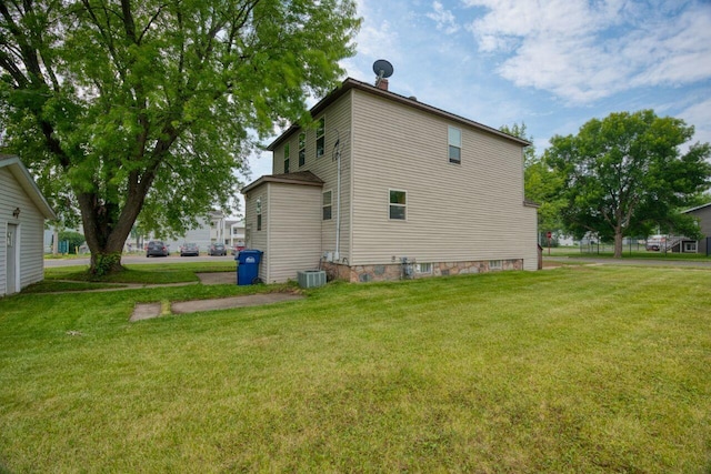 3026 5th Ave E, Hibbing, MN 55746 - view of property exterior featuring a lawn