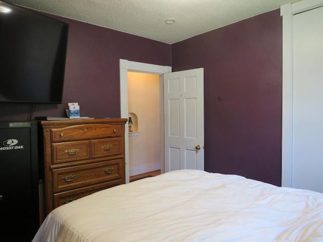 703 1st St SW, Wadena, MN 56482 - bedroom featuring a textured ceiling