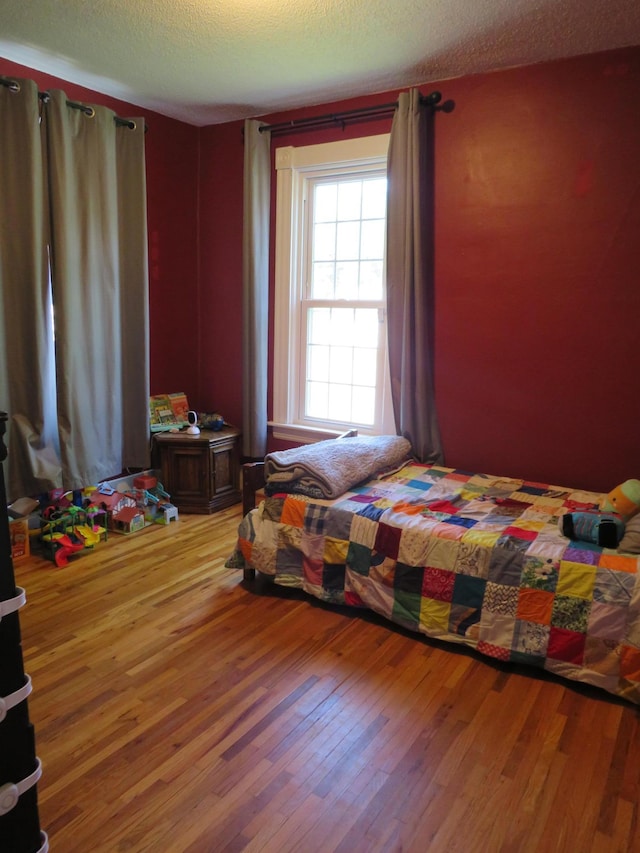 703 1st St SW, Wadena, MN 56482 - bedroom featuring light wood-style flooring and a textured ceiling