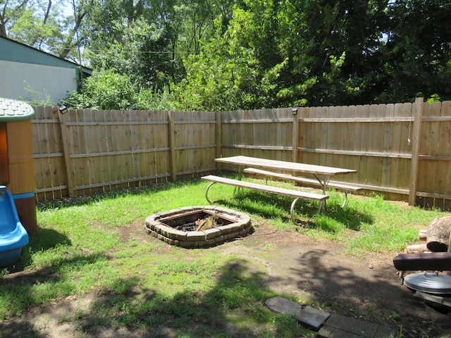 703 1st St SW, Wadena, MN 56482 - fenced backyard featuring an outdoor fire pit