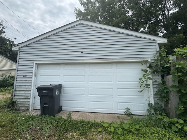 1051 Mclean Ave, Saint Paul, MN 55106 - view of garage