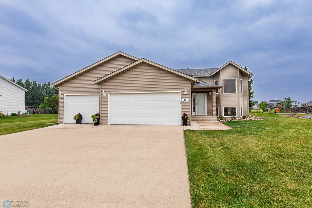 424 Sedona Dr, West Fargo, ND 58078 - photo 1