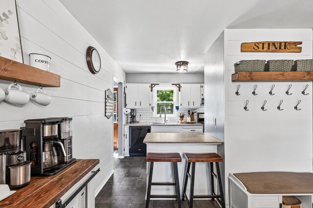4309 78th Ave N, Brooklyn Park, MN 55443 - kitchen with white cabinetry, dishwasher, a breakfast bar, decorative backsplash, and a peninsula