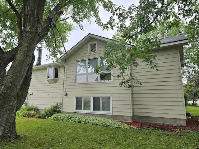 1218 2nd Ave E, International Falls, MN 56649 - rear view of house with a lawn