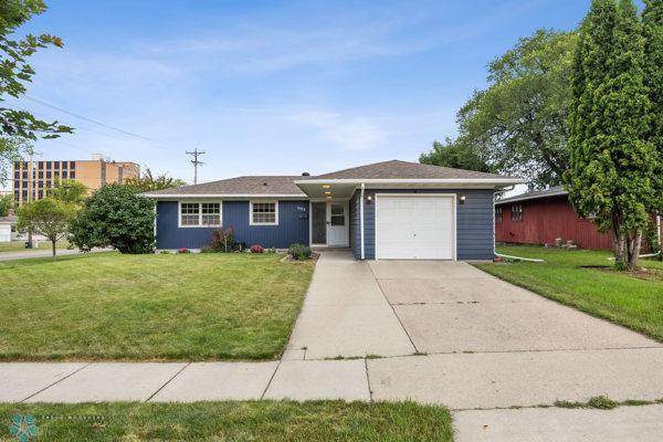 1629 10th St S, Fargo, ND 58103 - photo 2
