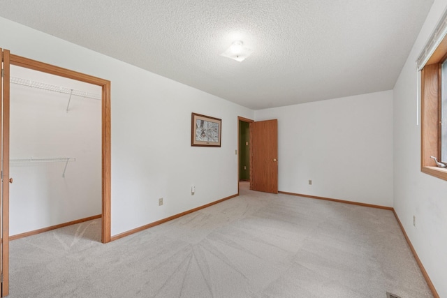 24864 Kettle River Blvd, Wyoming, MN 55025 - unfurnished bedroom featuring carpet floors, a textured ceiling, and a closet