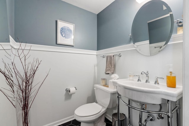 660 2nd St Unit 104, Minneapolis, MN 55401 - bathroom with toilet and baseboards