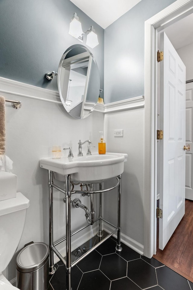 660 2nd St Unit 104, Minneapolis, MN 55401 - bathroom featuring baseboards and tile patterned floors