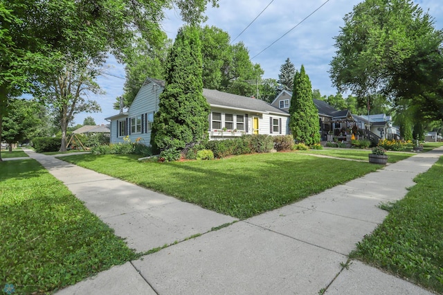 921 16th St S, Fargo, ND 58103 - view of front facade with a front lawn