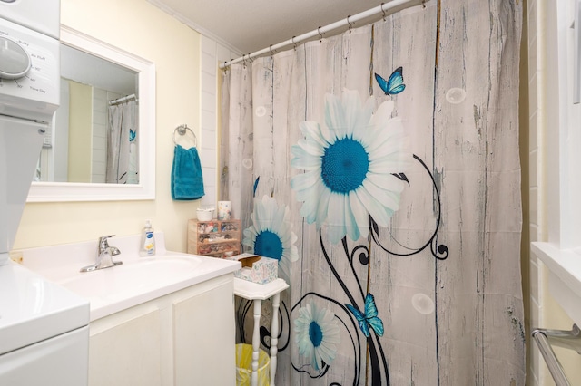 600 1st Ave, Osakis, MN 56360 - full bath featuring stacked washer / dryer, vanity, and a shower with curtain