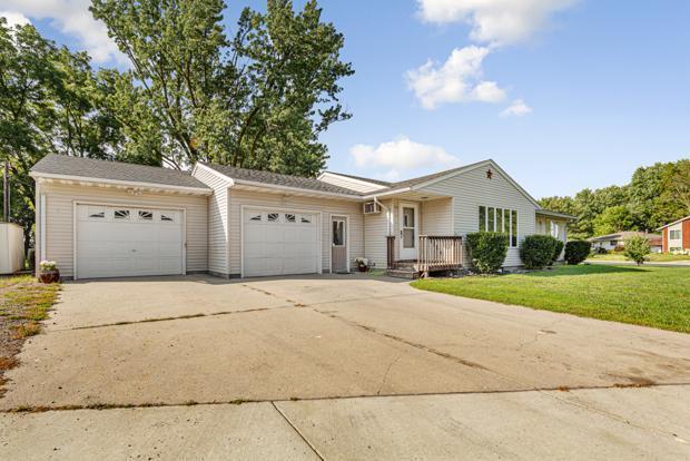 155 Hickory Ave NE, Montgomery, MN 56069 - photo 2