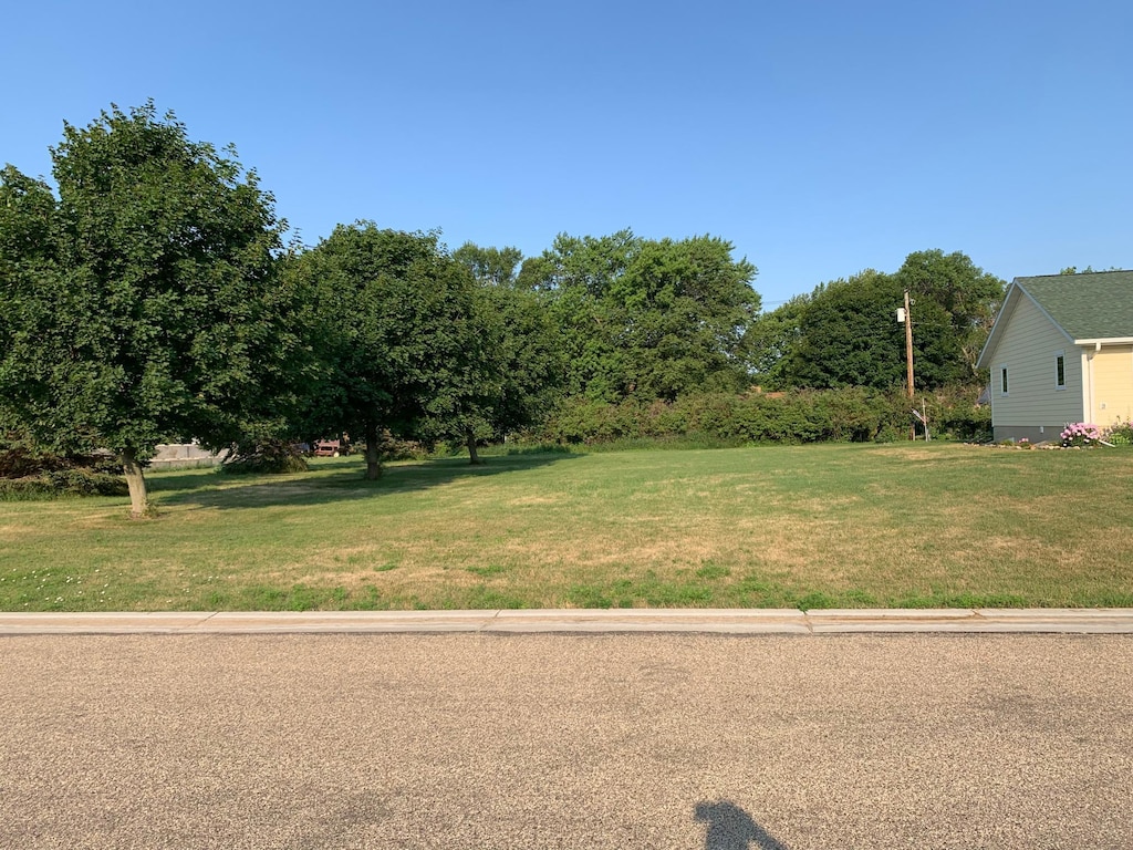 304 Mueller Dr, Hendricks, MN 56136 - photo 1