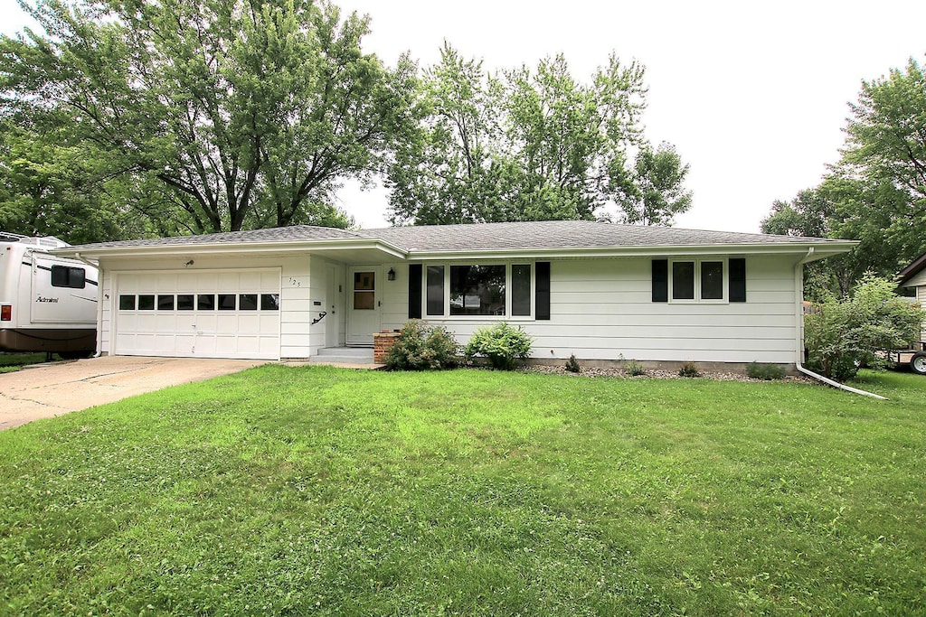 725 Southview Dr SW, Hutchinson, MN 55350 - photo 1