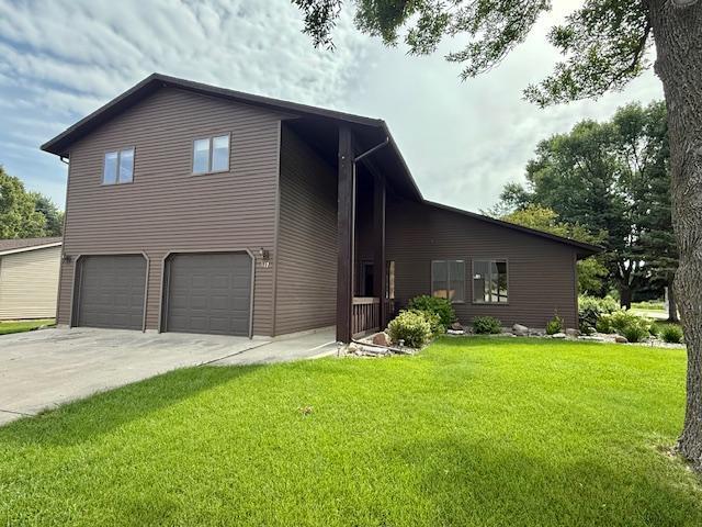517 Sunrise Blvd, Redwood Falls, MN 56283 - photo 1