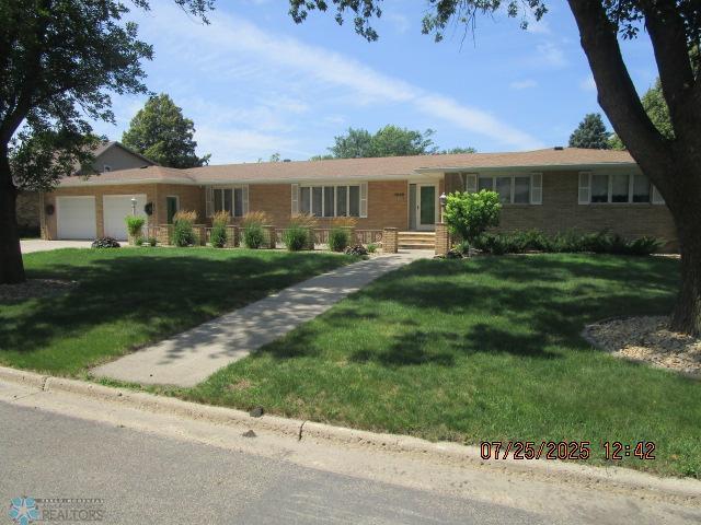 1029 Valley St, Wahpeton, ND 58075 - photo 1