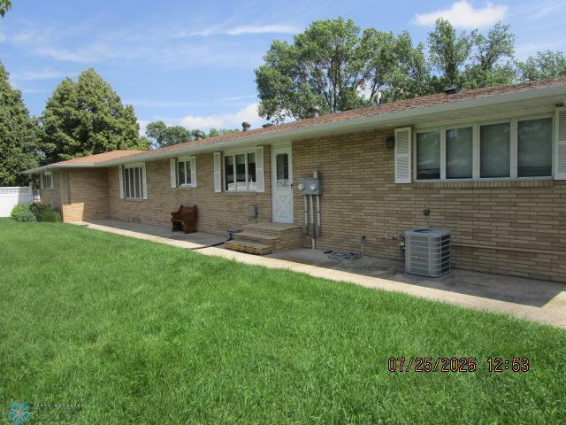 1029 Valley St, Wahpeton, ND 58075 - photo 2