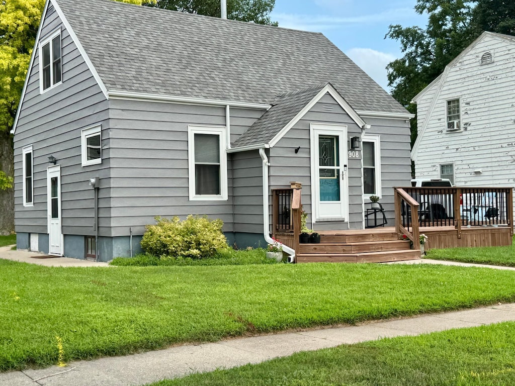 908 Smith Ave, Worthington, MN 56187 - photo 2