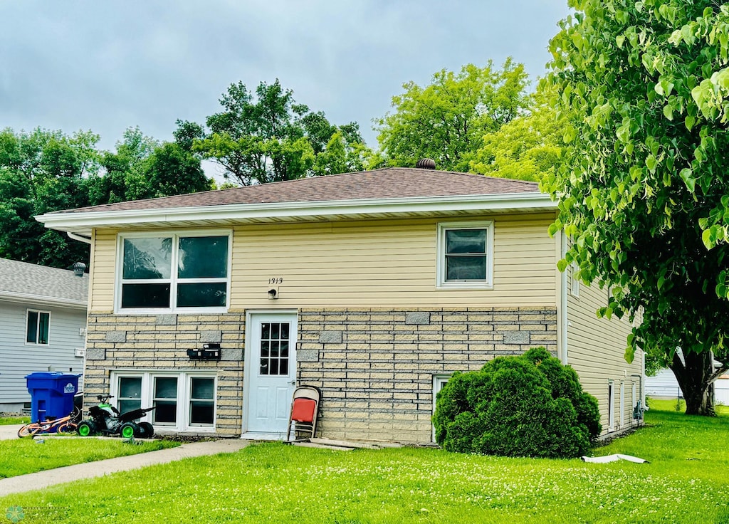 bi-level home with a front lawn