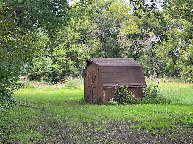 view of yard featuring a storage unit