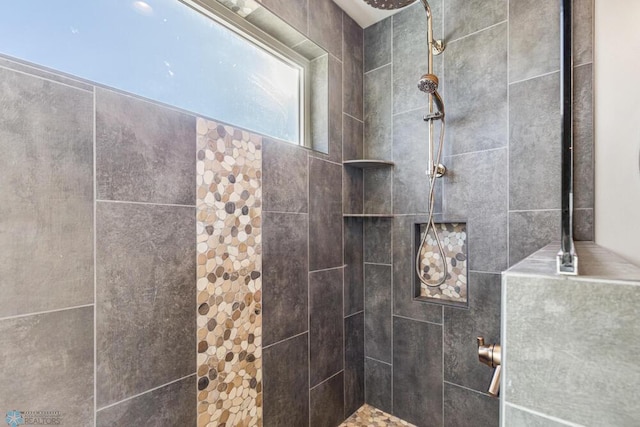 bathroom featuring tiled shower