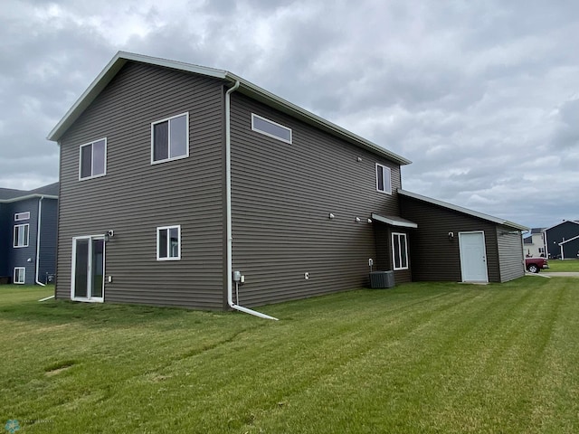 back of house featuring a lawn