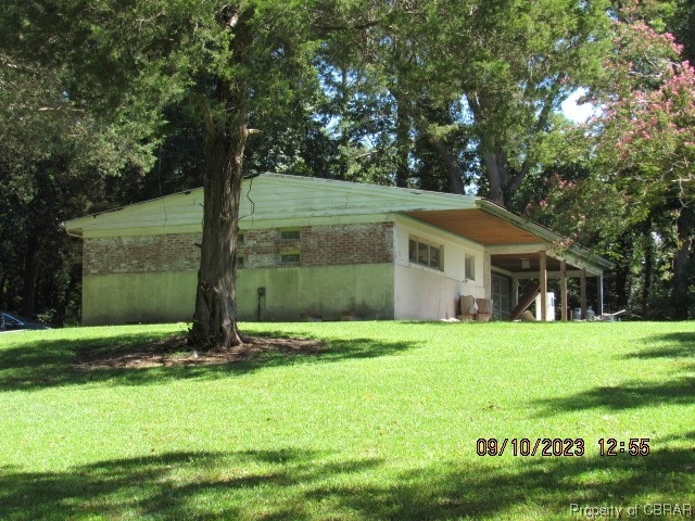 view of side of property with a yard