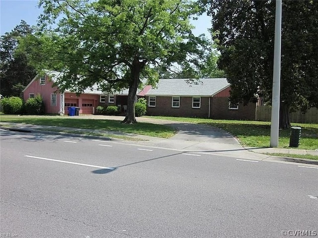 view of front of home featuring a front yard