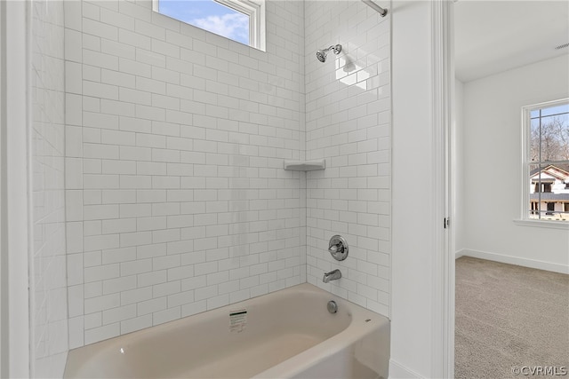 bathroom featuring tiled shower / bath combo