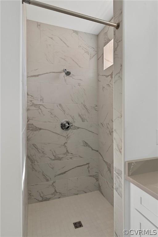 bathroom featuring a tile shower