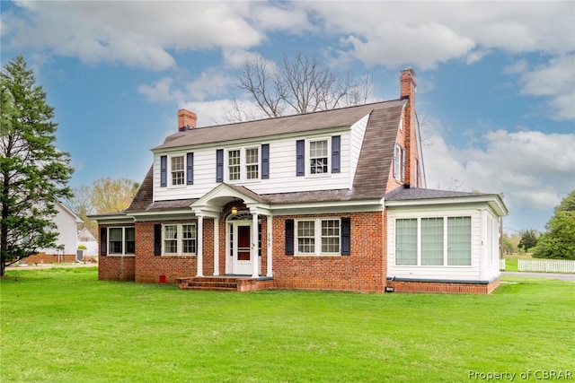 view of front of home featuring a front yard