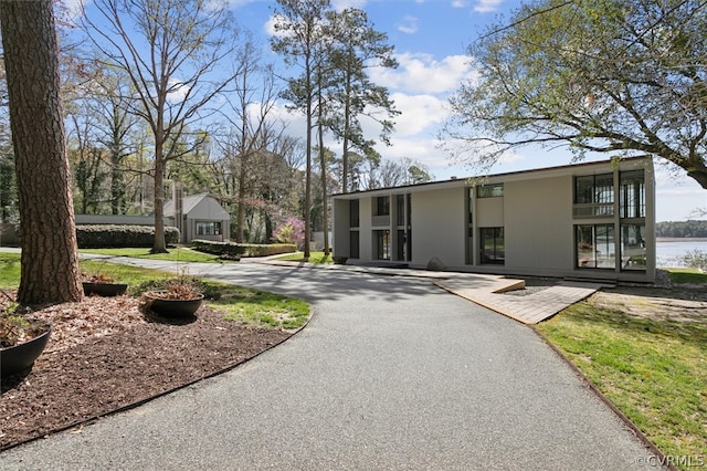 view of front facade with a front lawn