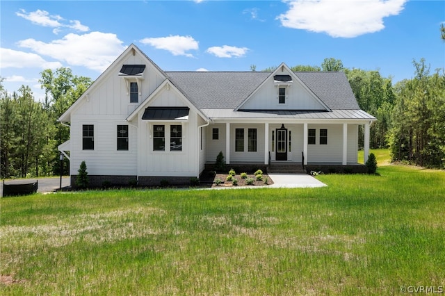 modern inspired farmhouse featuring a front yard and covered porch