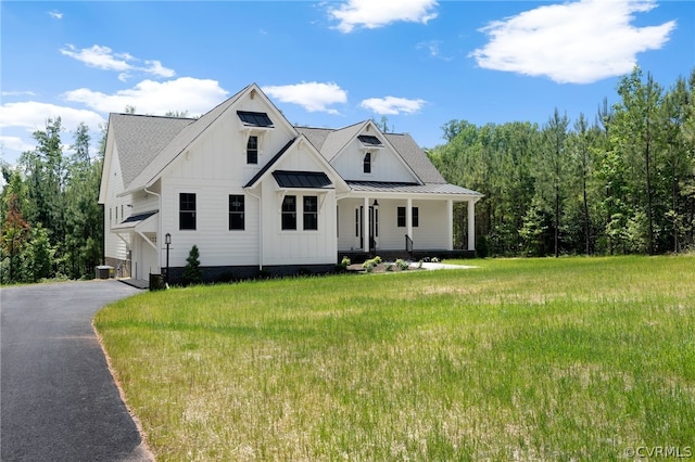 modern farmhouse style home featuring a garage and a front yard