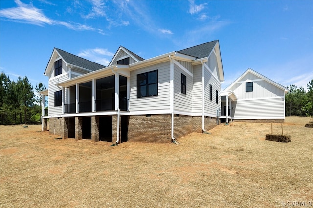 view of front of property with a front lawn