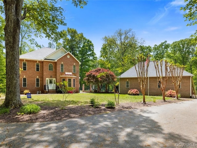 view of front facade with a front yard