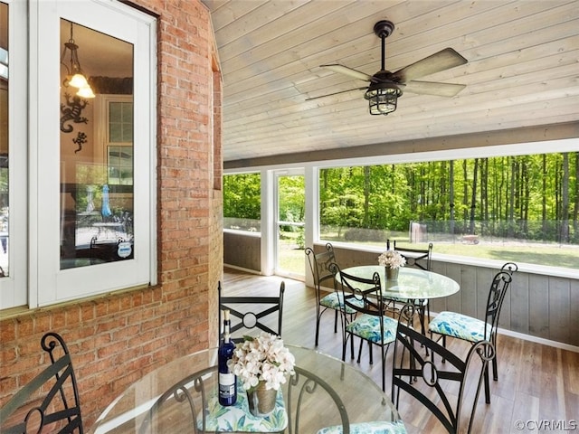 sunroom / solarium featuring vaulted ceiling and ceiling fan