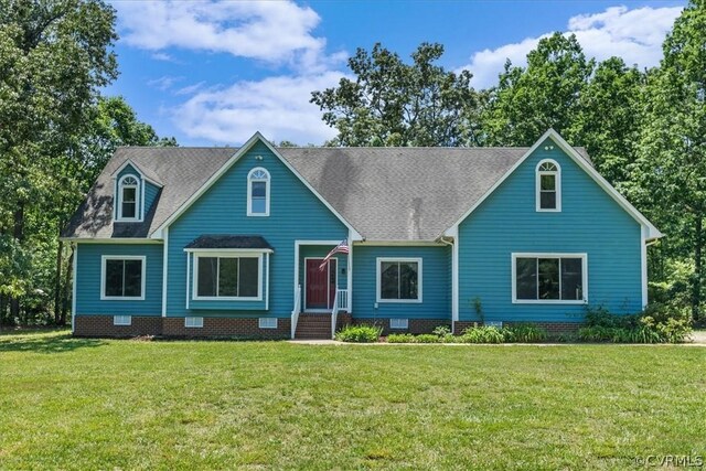 cape cod house featuring a front lawn