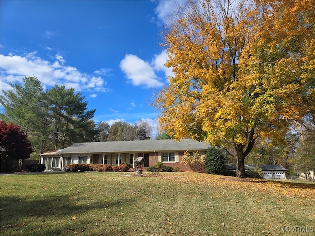 single story home with a front yard