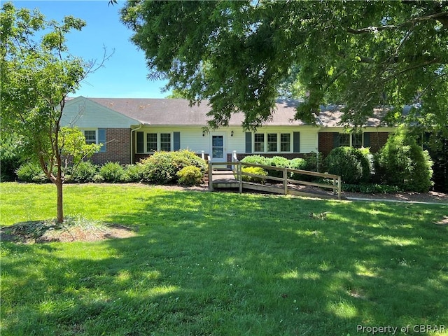 ranch-style house featuring a front yard