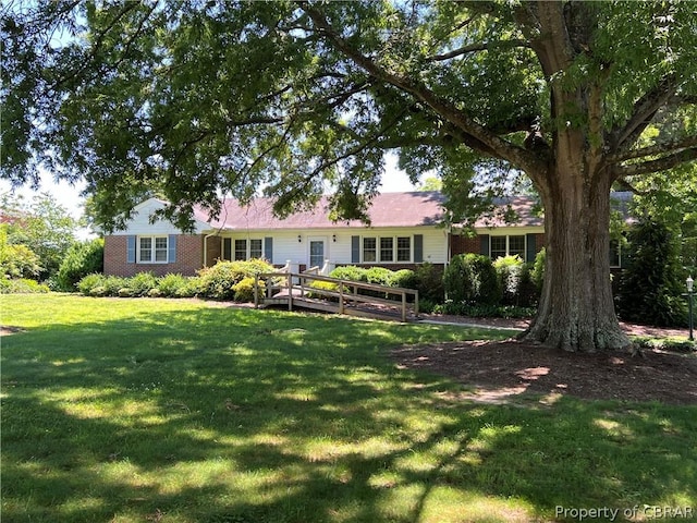 view of front of property featuring a front yard