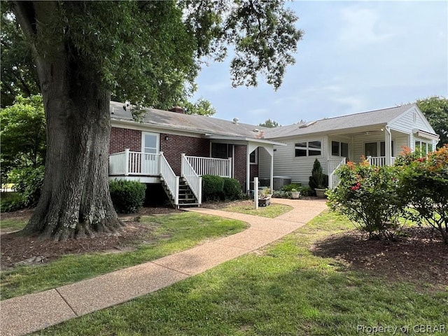 single story home featuring a front lawn