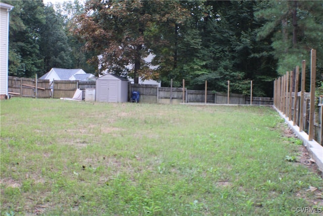 view of yard featuring a storage shed