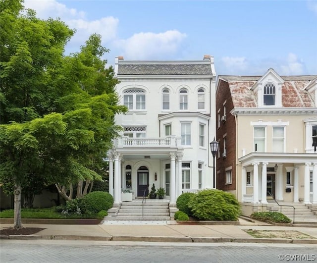 view of front of property featuring a balcony