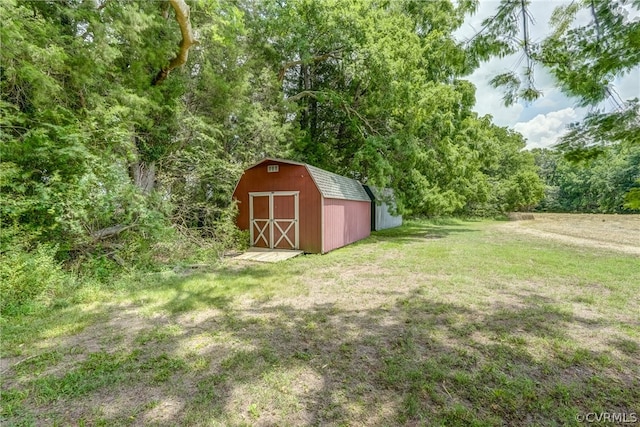 view of yard featuring a shed